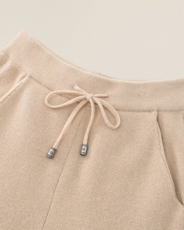 Vionis·XY detail of high-waisted ecru cashmere trousers with adjustable drawstring, 510g heavyweight Inner Mongolia cashmere