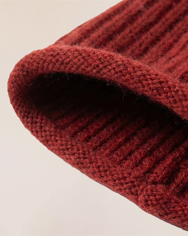 Detail of VIONIS·XY scarlet merino tie-bonnet edge, refined ribbed finish in ultra-light merino wool