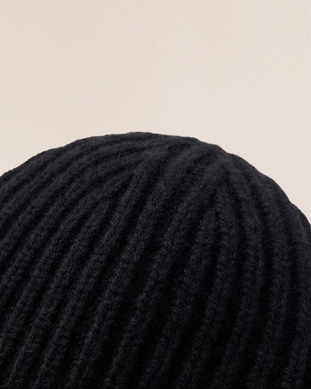 Detail of VIONIS·XY black merino tie-bonnet structure, high cranial top shape that holds naturally black