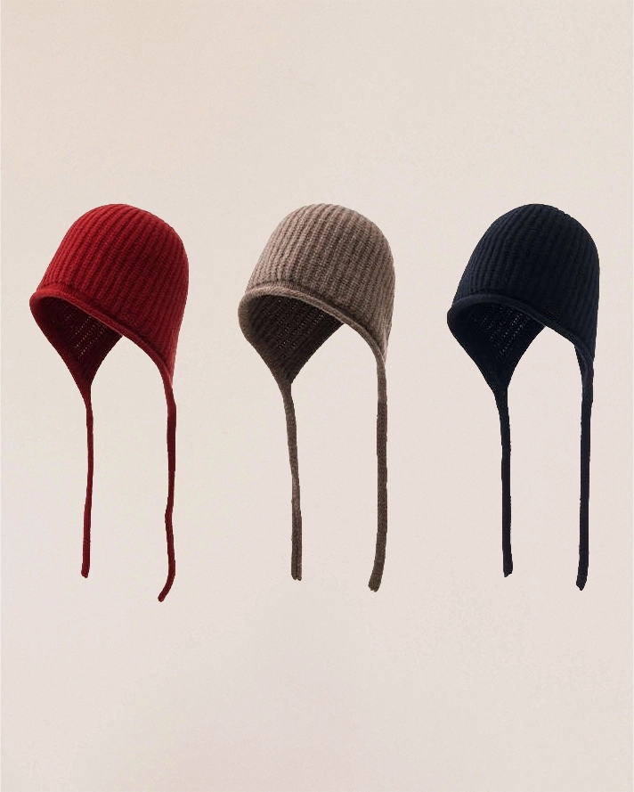 VIONIS·XY merino tie-bonnet color comparison flat lay, scarlet black and cocoa shown together in 100% 16S merino wool
