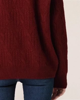 Close-up of VIONIS·XY bordeaux red cashmere cable knit, 500g Grade-A Inner Mongolia cashmere texture